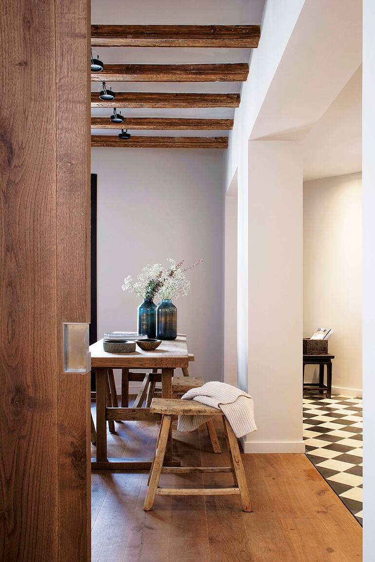 La reforma de este departamento de los años 80 creó un oasis de austeridad con aire campestre en una inesperada ubicación, el moderno barrio del Born, en el corazón de Barcelona.