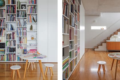 La reforma de la planta baja incluyó este volumen, que al ingresar a la casa resguarda la vista del living. De un lado, es espacio de guardado; del otro, biblioteca.