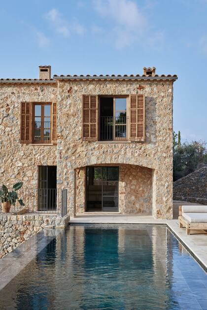 En Mallorca: la espectacular reforma de una casa del siglo XIX con vista al Mediterráneo