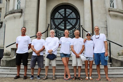 La tripulación del Cangrejo, conformada por Martín Corrales, Santiago Herrera, Manuel Meroni, Julia Thompson, Nuria Ferrero, Jorge Ferrero y Pedro Ferrero, posa en la emblemática puerta del Yacht Club Argentino