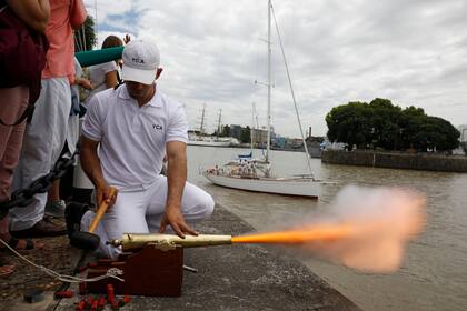 un cañonazo por velero durante el desfile de largada de la regata