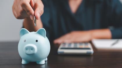 La regla 50/30/20 sugiere designar los ingresos en 3 categorías principales: necesidades, deseos y ahorros, con el objetivo de limitar los gastos fijos (necesidades) al 50%, los discrecionales (deseos) al 30% y dejar un 20% para las metas (ahorro)