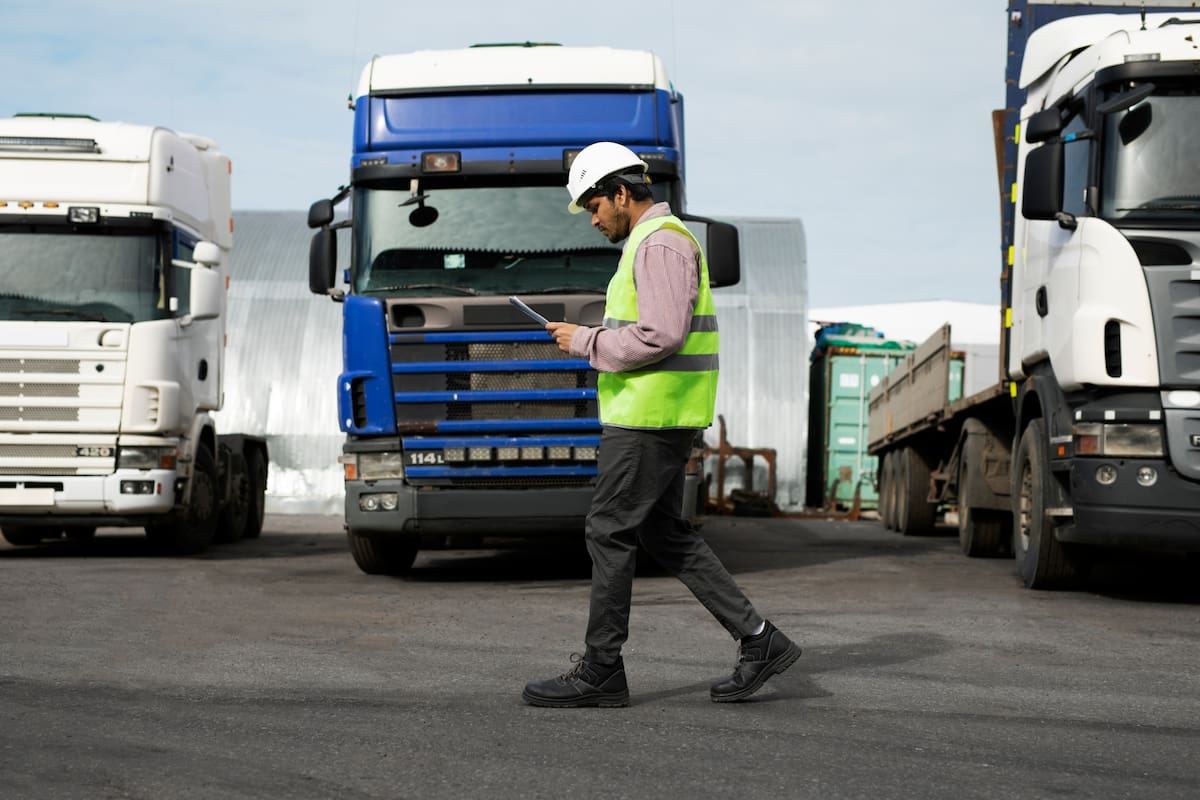 La regla del DOT que restringe el acceso de migrantes a licencias de conducir comerciales