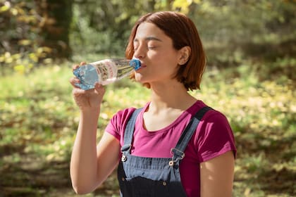 La regla general de beber ocho vasos de agua al día, también conocida como 8x8, no necesariamente se adapta a todas las personas