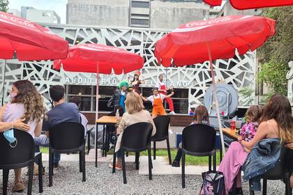 Canciones de la Reina Batata, un show musical en un jardín teatral