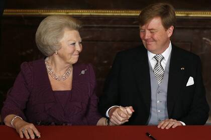 La reina Beatriz junto al príncipe Guillermo firma la abdicación en favor de su hijo