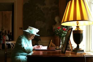 La reina busca una persona que pueda responder las miles de tarjetas y de cartas que le llegan desde todo el mundo