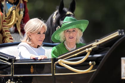 La reina Camilla y Brigitte Macron durante la procesión en carruaje hacia el Castillo de Windsor, Berkshire, en julio pasado