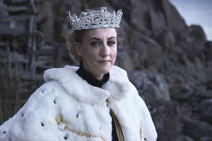 La reina Carolyn, vestida con manto y corona