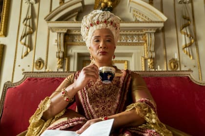 La reina Charlotte es uno de los personajes que brilla en la nueva serie romántica de Netflix, Bridgerton, personificada por la actriz Golda Rosheuvel. En la vida real estuvo casada con Jorge III y gobernó Reino Unido entre 1761 y 1818