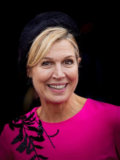 La reina combinó el vestido con un elegante tocado negro (Foto: Patrick van Katwijk)