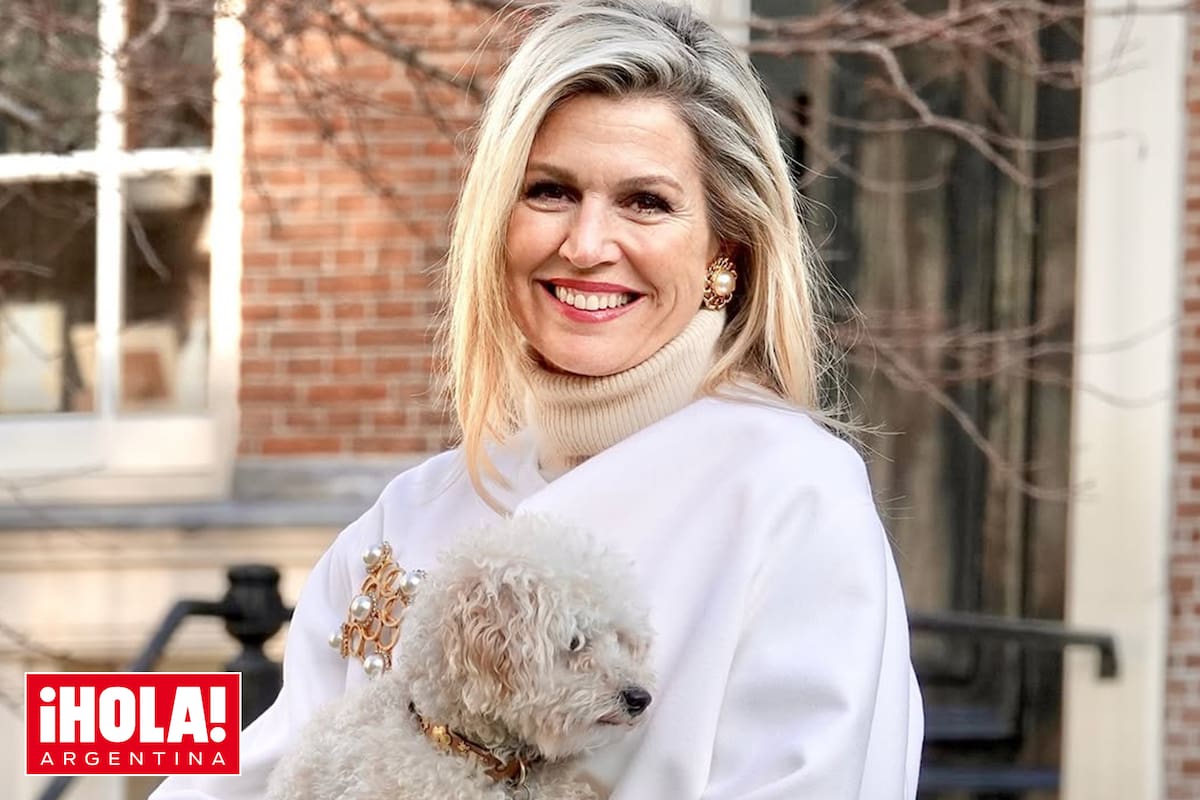 La Reina con Mambo, el caniche que le regalaron sus hijas cuando cumplió 50.