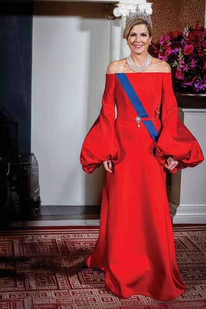 La Reina, con un diseño conocido como “Princesa Amor”, de Claes Iversen, que ya había lucido en 2023, para la boda del príncipe real de Jordania, Hussein bin Al Abdalá