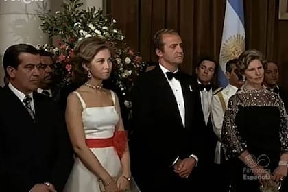 La reina consorte de España Sofía y el rey Juan Carlos I escuchan en la recepción orgnizada por la dictadura militar en el Concejo Deliberante