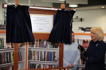 La Reina Consorte descubre una placa durante una visita a la biblioteca Southwater One de Birmingham, para agradecer al personal y a los representantes de los grupos locales de divulgación y voluntariado su gran contribución a la comunidad, el martes 14 de marzo de 2023