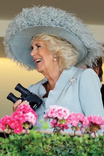 La reina consorte deslumbró con una pieza de Philip Treacy repleta de plumas.