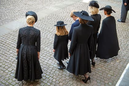 La reina consorte, la princesa de Gales, la condesa de Wessex, Meghan y los príncipes George y Charlotte le hacen una última reverencia al féretro de Isabel II.