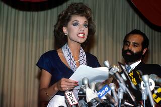 La modelo que tuvo que renunciar a su reinado por posar desnuda pero se convirtió en una estrella