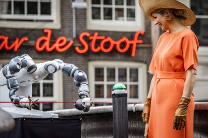 La reina de Holanda apretó un botón verde y un robot se encargó de cortar la cinta inaugural del nuevo puente (Remko de Waal/ANP/AFP)