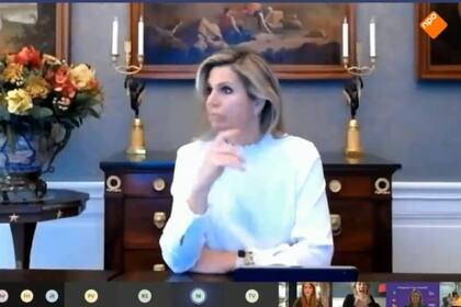 La reina de Holanda mira a un costado totalmente sorprendida al escuchar el improperio por parte de una participante de la charla virtual