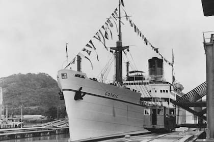 La reina de Inglaterra y su esposo llegaron a Panamá en el transatlántico Gothic