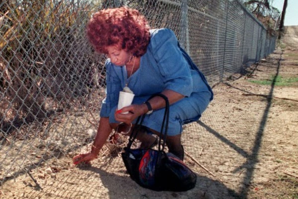 La Reina de la Salsa recogió tierra de Cuba a través de la valla de la base de Guantánamo