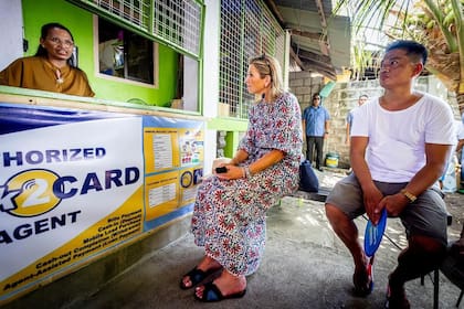 La Reina de los Países Bajos también conversó con pequeños comerciantes.