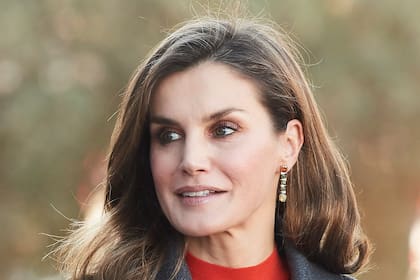 La reina dejó caer su bolso de mano en pleno acto oficial