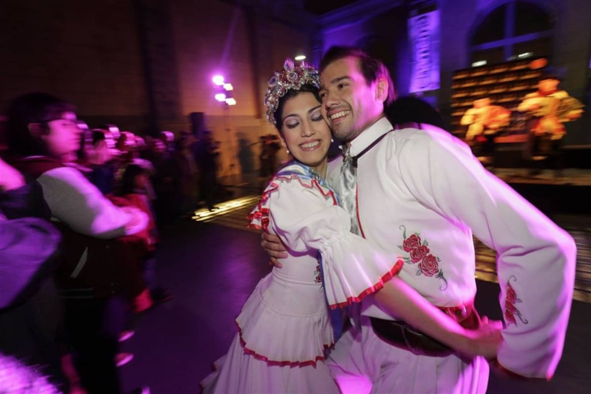 La reina del chamamé Florencia Pompert cantó y bailó para los porteños