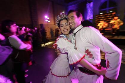 La reina del chamamé Florencia Pompert cantó y bailó para los porteños