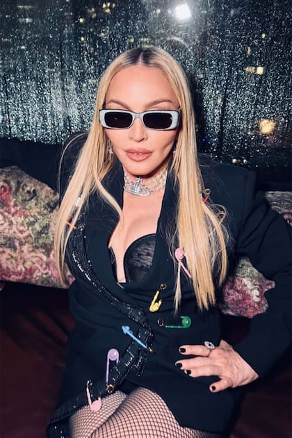 La Reina del Pop llevó un corset y un blazer largo con grandes alfileres de gancho de colores, medias de red y botas altas metalizadas. ¿El toque? Los anteojos de sol con marco plateado.