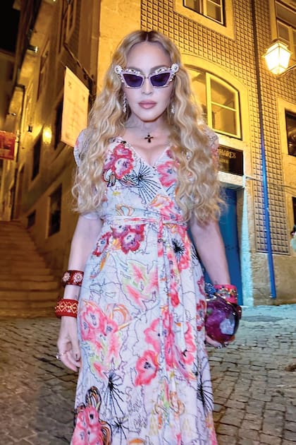 La Reina del Pop lució un vestido Temperley London y gafas supercancheras.