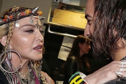 La Reina del Pop saluda al cantante colombiano en el backstage de los VMAS