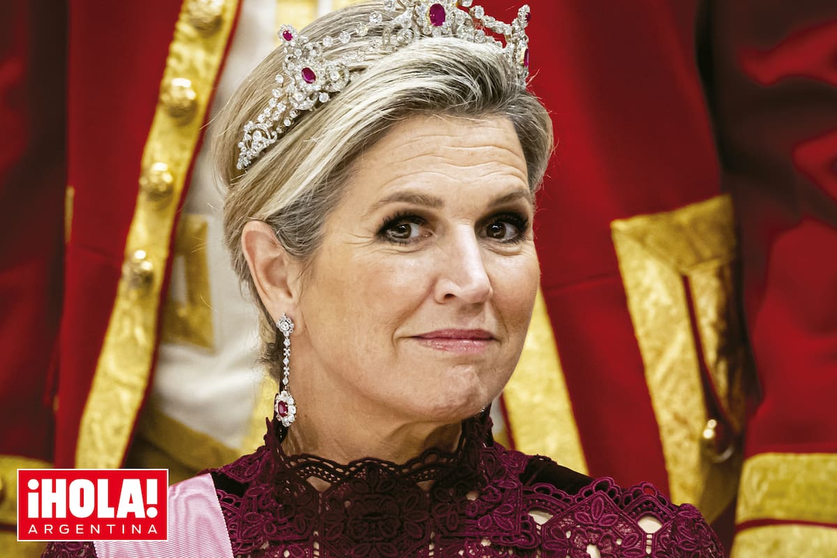 La Reina eligió despedir el año luciendo la tiara Mellerio, que cuenta con más de trescientas piedras entre diamantes y rubíes (puntualmente, los rubíes pueden ser reemplazados por otras piedras preciosas, como zafiros, aunque Máxima nunca hizo uso de esa opción), y la acompañó con pendientes, brazaletes, anillo y broche del mismo conjunto, todo del joyero de los Orange.