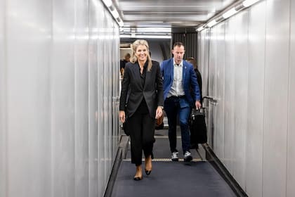 La reina eligió un look total black de saco y pantalón con unas sandalias (Foto: Instagram @patrickvkatwijk)