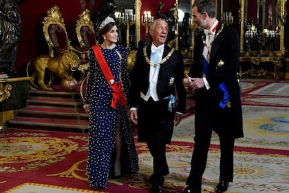 La reina eligió un vestido de la española Ana Locking para la ocasión, con cut out en los hombros y un pronunciado tajo en la pierna