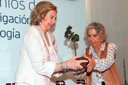La reina emérita Sofía lució su anillo de compromiso durante un evento solidario en febrero de 2020