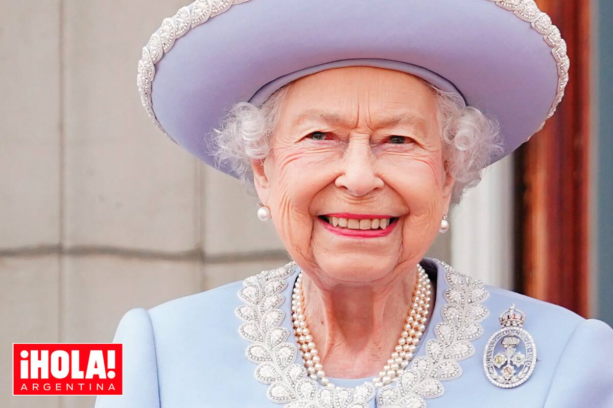 La Reina en el balcón del Palacio e Buckingham, durante la ceremonia tradicional Trooping the Colour, con la que se celebró su último cumpleaños, el número 96, y también su Jubileo de Platino como monarca.