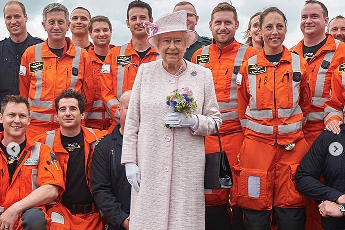 La reina, en un acto con su nieto Guillermo y servidores públicos