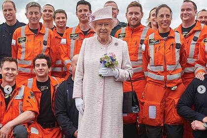 La reina, en un acto con su nieto Guillermo y servidores públicos