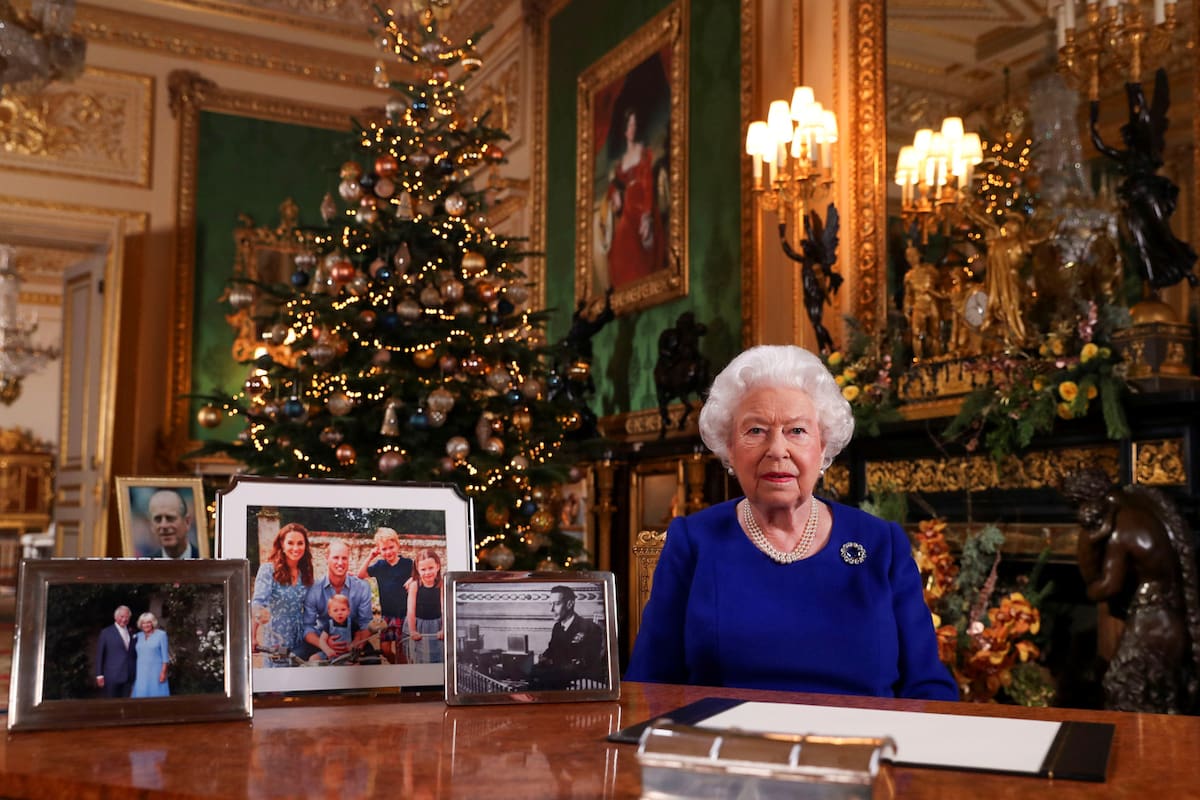 La reina grabó un saludo de Navidad e incluyó un mensaje oculto para el príncipe Harry y Meghan Merkle.