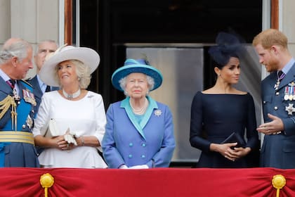 La reina Isabel con el príncipe Enrique y su esposa Meghan Markle