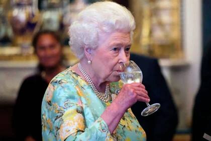 La reina Isabel cuando disfrutaba de uno de sus cócteles favoritos