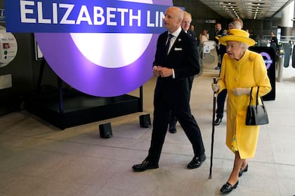 La reina Isabel, en Paddington Station, en Londres. (Photo by Andrew Matthews / POOL / AFP)
