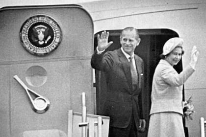 La reina Isabel II aborda el Air Force II en San Diego para viajar a Palm Springs