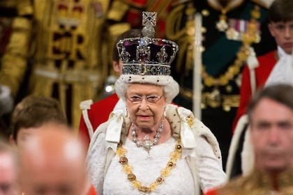 La reina Isabel II durante el discurso en el Parlamento