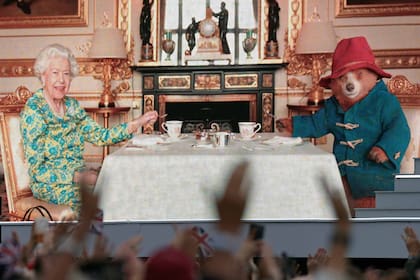 La reina Isabel II comparte la ceremonia del té con el oso Paddington, la imagen final de la soberana en su larga vida de celebridad global