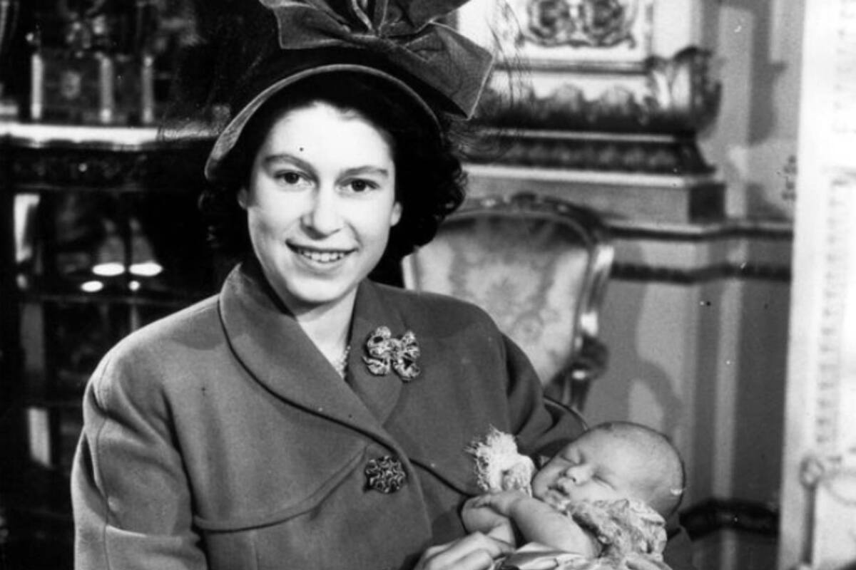 La reina Isabel II con el príncipe Carlos.