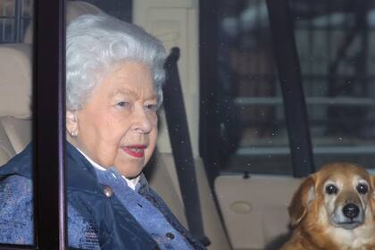 La reina Isabel II con uno de sus amados dorgis (cruza de dachshund y corgi)