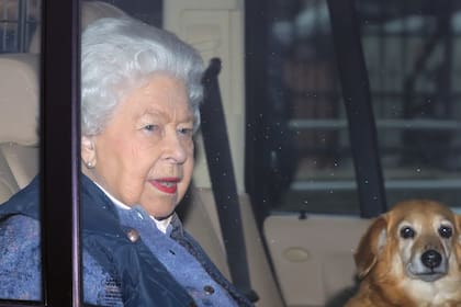 La reina Isabel II con uno de sus amados dorgis (cruza de dachshund y corgi)